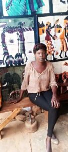 Ouedraogo Saphora : Artiste en Batique et Vendeuse d'Objets d'Art